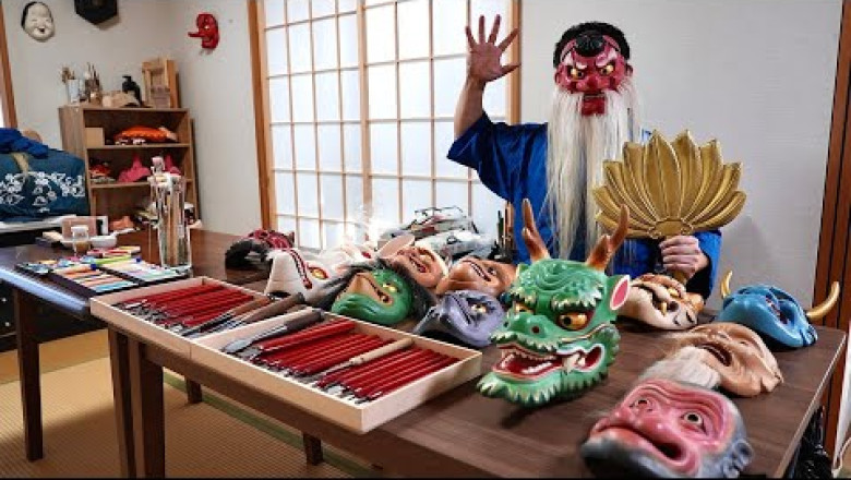 Le processus de fabrication de masques de monstres. Un artisan japonais fabriquant des masques.